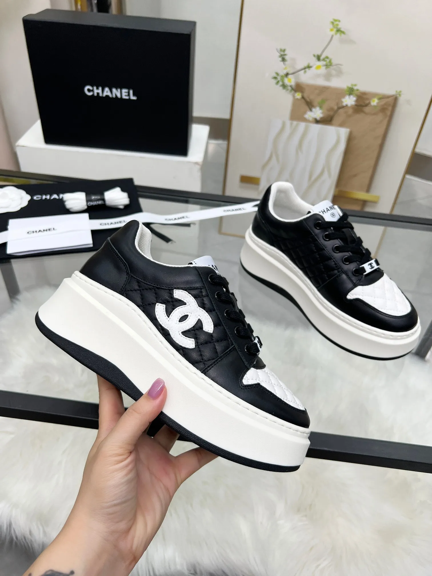 👟👟Ex-factory price 480👟👟 CHANEL 25C spring and summer new sports shoes official website is available at the same time ❤️ Counter out-of-stock kings. Major bloggers are recommending new styles on social days. This season’s new styles are simply eye-catching and look great on the feet. The casual casual sports style is refreshing and natural, interpreting Chanel’s fashionable femininity. The overall customization makes all sports models on the market at that time obsolete. This series is now available for sale! The upper is made of custom imported pebbled calf leather ➕ custom frosted calf leather. The lining is made of original one-to-one professionally customized mesh. Hardware accessories. Original full set of molds (not common in the market). Original custom molded TPU combination outsole. Height 4 cm. Women's size 35-39.